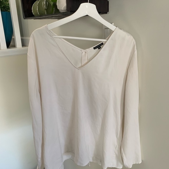 Simple white long sleeve with statement back - Picture 2 of 2